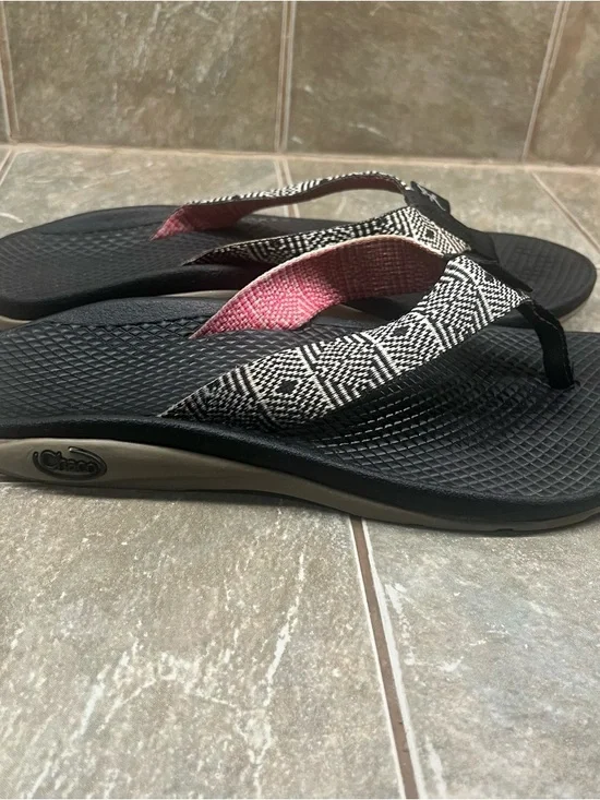 Chaco Women's 7 Black Classic Flip Sandals with Pink Accent Straps - Picture 7 of 9